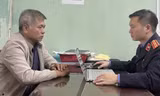 Đối tượng Nguyễn Hữu Độ (bên trái).