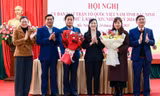 Ông Nguyễn Nhân Chinh (thứ 3 bên trái) nhận hoa chúc mừng của lãnh đạo Mặt trận Tổ quốc tỉnh Bắc Ninh.