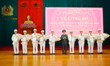 Đại tá Nguyễn Quang Vinh - Giám đốc Công an tỉnh Bắc Giang đã trao quyết định nghỉ hưu.