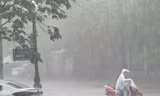 Nhiều tuyến đường ở thành phố Bắc Giang ngập sâu trong nước mưa.