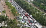 Ùn ứ trên 2 tuyến đường vừa dựng hàng rào cứng phân làn ô tô, xe máy tại Hà Nội