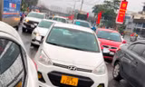 Cửa ngõ ùn ứ, xe khách xuất bến chỉ đạt hơn 30% công suất