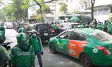 Tài xế GrabBike tập trung phản đối tại trụ sở Grab ở Cầu Giấy, Hà Nội