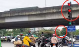 Rừng đèn đỏ và thiếu sự tổ chức khoa học tại một nút giao thông ở Cầu Dậu (Hoàng Mai). Ảnh: A.Trọng
