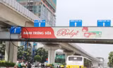 Hà Nội: Nhiều cầu vượt bị dừng lắp đặt biển quảng cáo