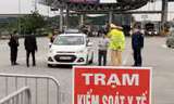 Taxi được phát hiện chở khách tại "chốt" trạm thu phí cao tốc Pháp Vân-Cầu Giẽ chiều 5/4.