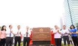 Lãnh đạo Thành ủy-UBND TP Hà Nội gắn biển chào mừng 75 Ngày Quốc khánh 2/9 cho công trình cầu vượt Nguyễn Văn Huyên.