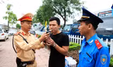 Liên ngành Cảnh sát, thanh tra kiểm tra chất gây nhiện trên đường. Ảnh: T.Đảng