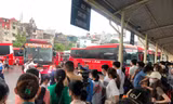 Người dân nườm nượp đổ ra bến xe Hà Nội về quê nghỉ lễ 