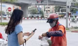 Shipper giao hàng hoạt động trên đường Hà Nội.