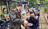 Hàng trăm công nhân ở Hà Nội làm Căn cước công dân gắn chíp mà không cần về quê
