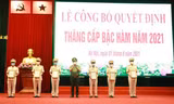 Trung tướng Nguyễn Hải Trung Giám đốc Công an TP Hà Nội trao quyết định thăng cấp bậc hàm cho trưởng các phòng, trưởng Công an các quận, huyện. 