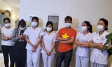 Nhóm nhân viên phòng khám làm xét nghiệm nhanh tại khu vực sân Mỹ Đình.