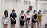 Nhóm nam nữ "bay lắc" trong quán karaoke.