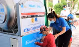 Em nhỏ nhận gạo tại ATM 0 đồng