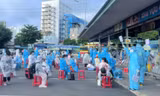 Thành viên đoàn công tác đặc biệt, hướng dẫn người dân tập trung theo quy định