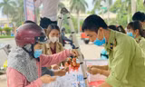 Người dân Đắk Lắk mua vải thiều hỗ trợ nông dân Bắc Giang
