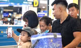 Những công nhân lần đầu được đi máy bay về quê ăn tết