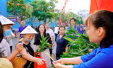 Phát miễn phí đồ ăn, nước uống Lễ hội Rằm tháng Giêng tại chùa trăm tuổi ở Bình Dương
