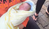 Bé sơ sinh bị bỏ rơi bên tường rào công ty