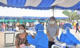 Hàng nghìn người lao động trở lại Bình Dương được tiêm vắc xin phòng COVID-19