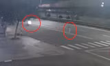 CLIP: Xe máy tông văng người phụ nữ trên quốc lộ 14 rồi bỏ chạy