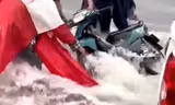 CLIP: Mưa như trút, nước chảy như thác cuốn trôi xe máy ở Bình Dương