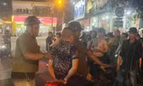 Người đàn ông trẻ tuổi bị đâm gục giữa đường khi đang chở vợ con đi dạo