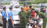 Bình Dương ra quân xử lý tình trạng lấn chiếm vỉa hè, chạy ngược chiều trên quốc lộ 13
