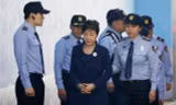 Cựu Tổng thống Park Geun-hye bị áp giải tới tòa ở Seoul hồi tháng 3 Ảnh: New York Times.