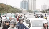 Hàng nghìn người đổ về sân vận động Mỹ Đình, giao thông ùn tắc