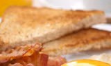 Ăn sáng bánh mì với trứng giúp giải rượu