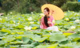 Giới trẻ xúng xính áo dài chụp ảnh bên hoa sen trắng 