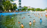 Ao làng hoá thành bể bơi khổng lồ miễn phí, trẻ em thích thú tắm 'giải nhiệt'