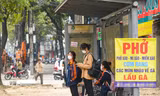 Cận cảnh hàng loạt nhà chờ xe buýt bị chiếm dụng thành hàng quán kinh doanh, rác thải bủa vây