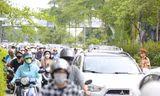 Cây đa trăm tuổi bất ngờ gãy nhánh lớn, ùn tắc kéo dài trên đường Võ Chí Công