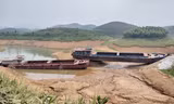 Tàu thuyền mắc cạn nằm la liệt ở hồ Thác Bà
