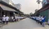 Hàng trăm học sinh đứng dọc đường dài cả cây số, tiễn biệt cô giáo qua đời vì bệnh hiểm nghèo