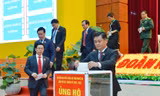 Đại biểu Đại hội Đảng bộ tỉnh Nghệ An quyên góp ủng hộ người dân miền Trung