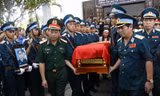 Nghẹn ngào giây phút người thân, đồng đội tiễn đưa hai phi công Su-22