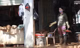 Sau lũ, rác thải tràn ngập, nguy cơ bùng phát dịch bệnh cao