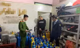 Phát hiện kho ‘khí cười’ trong shop thời trang ở Hà Nội
