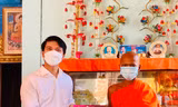 Anh Nguyễn Ngọc Lương tặng quà cho nhà chùa