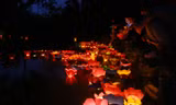 Người dân Thủ đô thả hoa đăng mùa Vu Lan báo hiếu