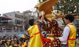 Quả pháo được rước ra sân đình để trang trí và làm lễ trước khi rước về đình tổ. 