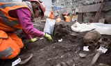 Trong quá trình xây dựng phía đông của hệ thống đường sắt Crossrail tại thủ đô London, Anh, người ta đã phát hiện ra một khu mộ tập thể cổ xưa với hơn 3.000 hài cốt.