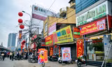 Chỉ cách nhau vài bước chân nhưng 2 cửa hàng vàng vắng vẻ so với một cửa hàng đông nghịt khách.