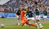 TIN NHANH World Cup sáng 30/6: Robben 'khôn khéo' nhận lỗi đóng kịch