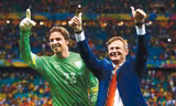Frans Hoek (phải) cùng học trò Tim Krul trong trận thắng Costa Rica