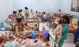 Dịch tay chân miệng diễn biến phức tạp: Ca bệnh tăng, thuốc điều trị cạn kiệt 